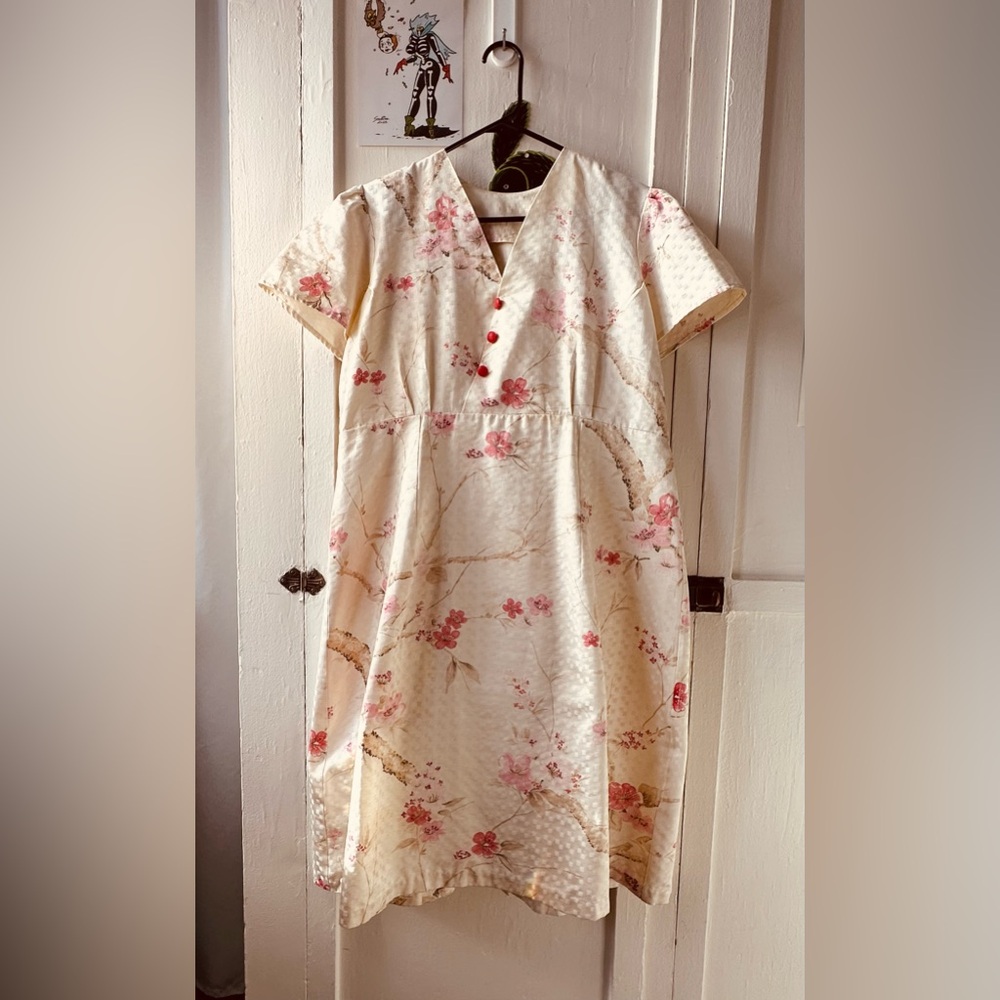 Cream and pink vintage 60s/70s dress with a beautiful floral pattern glam